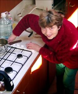 Shirley lighting the cooker, or 4-pits Gas, as the Dutch would have it