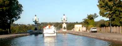 Start of Briare Aqueduct; click for the full picture